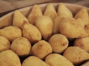 Coxinha de frango com massa de mandioca