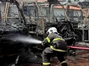 Incêndio destrói ônibus escolares em Tamboril