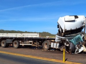 Acidente entre três carretas e um caminhão deixa dois mortos em Cristalina