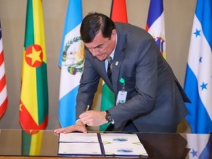 Ministro da Defesa reafirma compromisso de respeitar democracia em documento assinado por 21 países