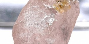 Mineiros de Angola encontram maior diamante rosa puro descoberto em 300 anos