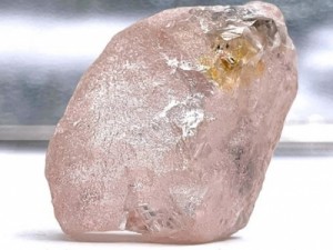 Mineiros de Angola encontram maior diamante rosa puro descoberto em 300 anos