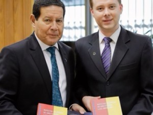 Polícia investiga por fraude homem que foi recebido como desembargador por Mourão em 2019