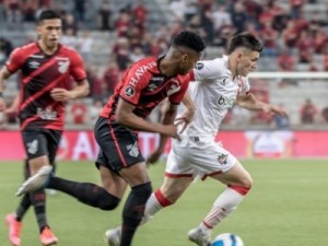 Athletico tem gol anulado pelo VAR e fica no empate com o Estudiantes