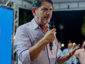 Cid Gomes pede votos para irmãos nas redes sociais e não menciona eleição para governador