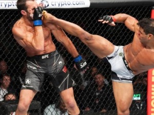 UFC 278: Brasileiro Paulo Borrachinha bate Rockhold em luta sangrenta