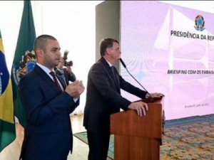 TSE investiga Bolsonaro por ataques às urnas em reunião com diplomatas; redes terão que apagar vídeos