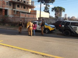 Mãe é presa suspeita de matar filhos de 3 e 10 anos no Paraná; corpos foram encontrados em cima de cama