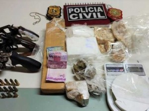 Polícia de Barbalha prende jovens com armas, munição, drogas e outros objetos