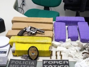 Polícia apreende mais de 8 quilos de maconha, cocaína, crack, arma e munição em Juazeiro