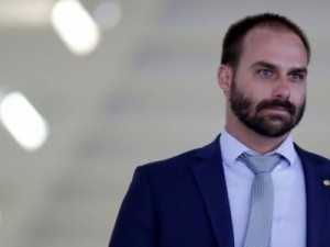 TSE determina que Eduardo Bolsonaro retire de suas redes informação falsa sobre Lula