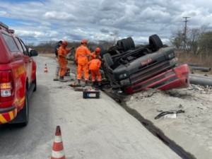 Caminhoneiro morre ao tombar carreta em rodovia do Ceará