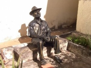 Estátua do Seu Lunga é danificada em Juazeiro do Norte, no Ceará; vandalismo é investigado