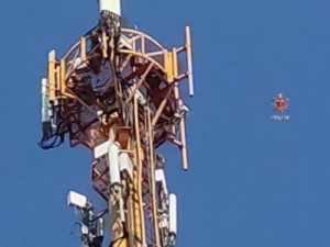 Bombeiros resgatam homem que dormia no alto de torre de telefonia, no DF