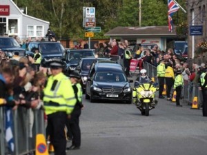 Caixão com corpo da Rainha deixa Castelo de Balmoral; cortejo vai a Edimburgo