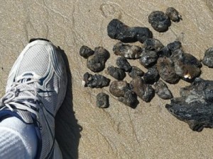 Óleo encontrado em praias do Nordeste desde agosto teria sido lançado no mar após lavagem de tanques de petroleiro, diz Marinha