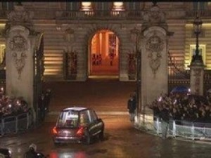 Caixão da rainha chega ao Palácio de Buckingham; multidões acompanham trajeto do carro fúnebre