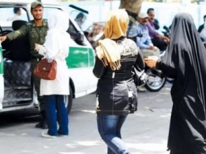 Morte de mulher presa por não usar véu gera revolta popular no Irã