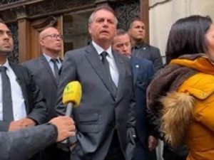 Bolsonaro ganharia mais pontos se não falasse de política no funeral da rainha, avaliam aliados