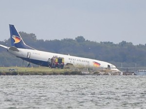 Pouso dá errado e avião de carga para à beira de lago na França