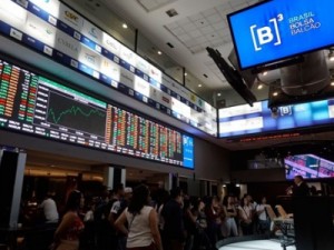 Ibovespa opera em queda acompanhando bolsas no exterior