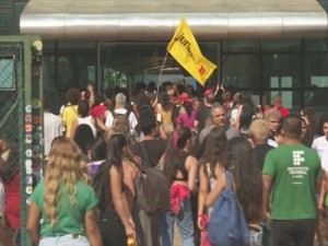 Estudantes do Instituto Federal de Brasília protestam contra bloqueio de verbas feito pelo MEC
