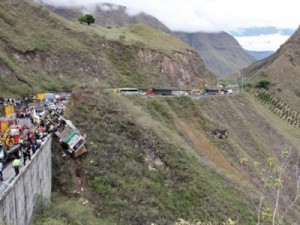 Acidente de ônibus na Colômbia deixa 20 mortos; veículo ficou à beira de um abismo