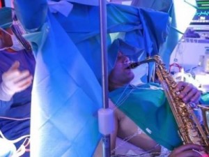 Na Itália, paciente toca saxofone durante cirurgia no cérebro