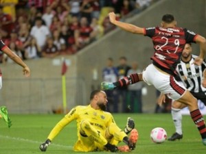 Cebolinha marca de cabeça e Flamengo vence o Atlético-MG