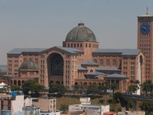 Igreja Católica não consegue deter politização de padres, que anunciam apoios a Lula e Bolsonaro