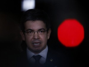 Randolfe aciona STF para investigar declaração de Bolsonaro sobre adolescentes venezuelanas