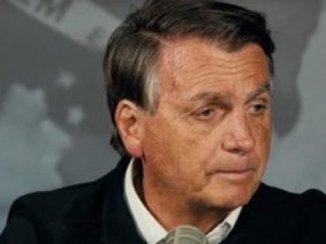 Bolsonaro agora nega prostituição em casa de meninas venezuelanas e, ao lado de Michelle, diz que mulheres do local eram trabalhadoras
