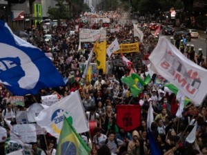 Estudantes de universidades públicas fazem ato na Paulista contra cortes do governo Bolsonaro em Educação