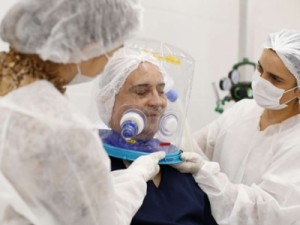 Capacete Elmo: 66% dos pacientes com o dispositivo não precisaram ser intubados, diz pesquisa