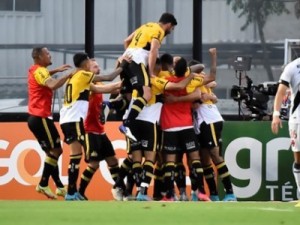 Vasco vence o Criciúma de virada, sobe para a vice-liderança e se aproxima do acesso