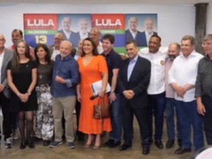 ELEIÇÕES 2022: Lula recebe carta de prefeitos e exalta governos anteriores