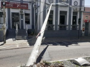 Carro derruba poste em frente ao Círculo Operário de Barbalha