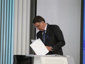 Debate na Globo: Bolsonaro comete deslize, diz que quer se eleger deputado federal e oposição faz piada