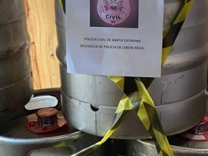 Polícia apreende 13 barris de chope usados para pressão eleitoral em cidade de SC