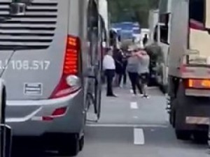 Caminhoneiros bolsonaristas fecham os dois sentidos da Via Dutra no RJ