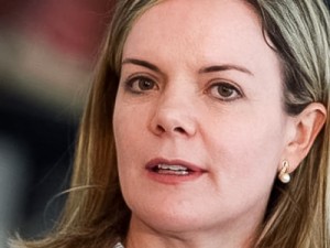 Transição começa em 48 horas, independente da participação de Bolsonaro, diz Gleisi