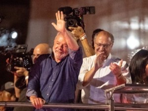 Aliados de Bolsonaro querem opções para entrega da faixa a Lula