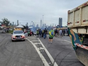 Bloqueio de bolsonaristas em rodovia de SC impede passagem de grávida em trabalho de parto