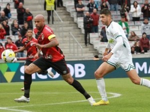 Em jogo movimentado, Athletico vence o Goiás e reassume vaga no G-6