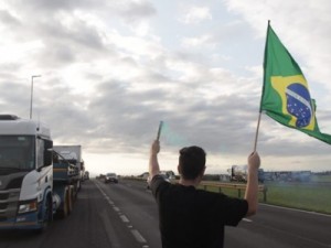 Queda de oferta em mercados, viagens canceladas, ovos para vacina perdidos: o impacto dos bloqueios ilegais nas rodovias