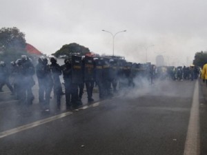 SP: Tropa de Choque usa bombas de gás e balas de borracha para liberar Rodovia Castello Branco