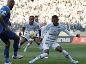 Santos em casa tropeça no Avaí e vê Libertadores longe