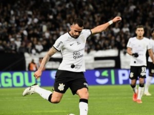 Com gol no fim, Corinthians vence e deixa o Ceará perto do rebaixamento