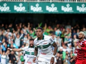 Coritiba vence o Flamengo e se mantém na Série A
