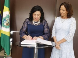 Presidente do TJCE, Nailde Pinheiro assume governo do Ceará enquanto Izolda Cela viaja para evento no Egito